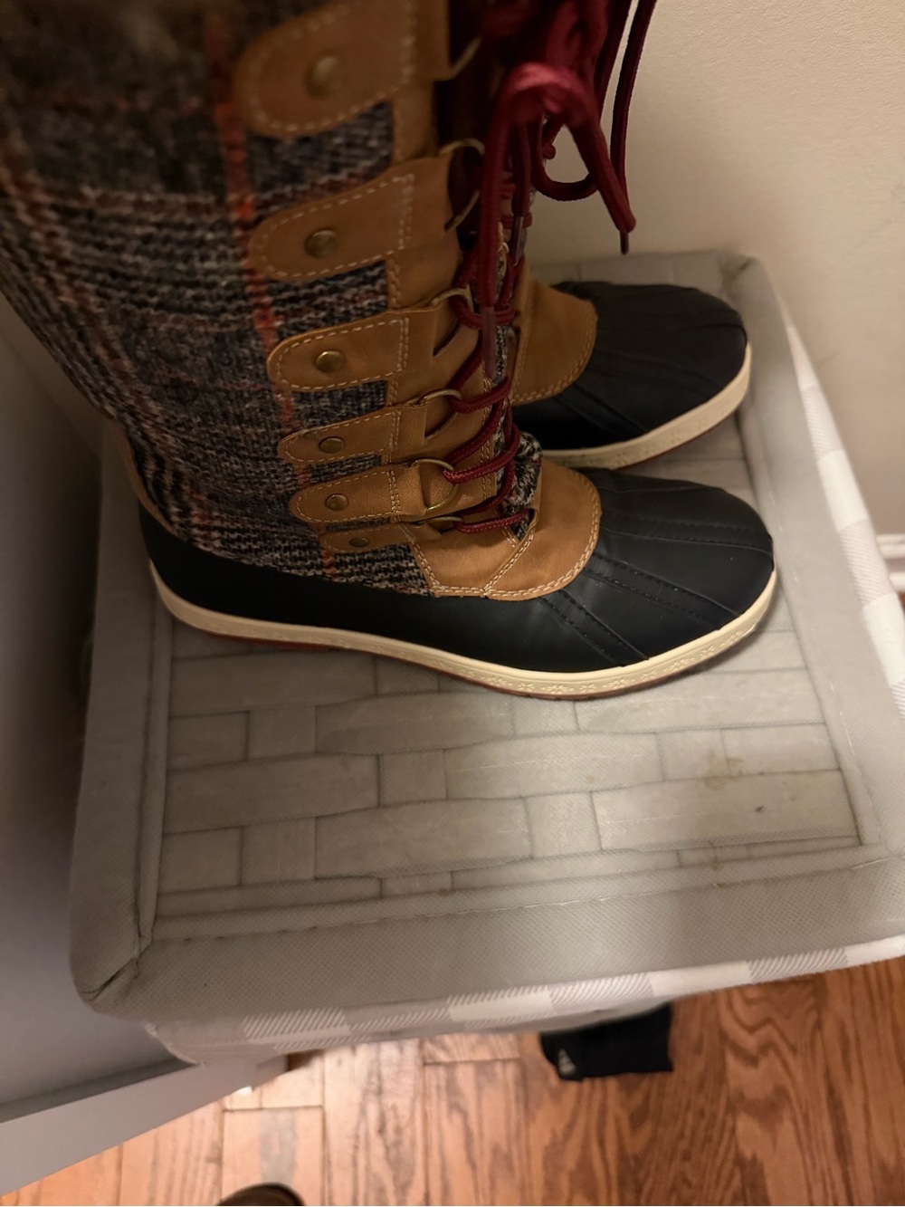 Women's Waterproof Lace-Up Winter Boots in Black and Tan
